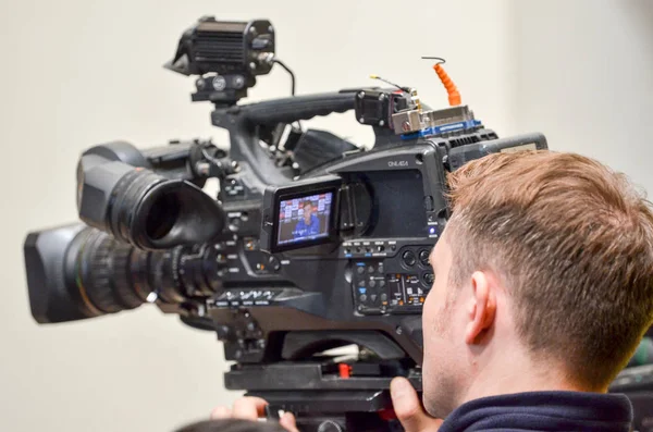基辅，乌克兰 - 2019年3月14日：记者与电视摄像机wor — 图库照片