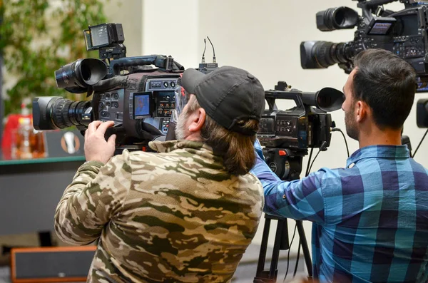 Kiev, UCRÂNIA - 14 de março de 2019: Jornalistas com câmeras de TV wor — Fotografia de Stock