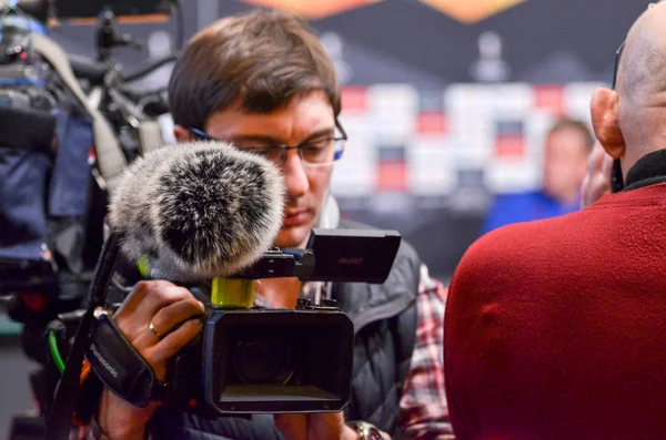 Kiev, Ukraina-14 mars 2019: journalister med TV-kameror WOR — Stockfoto