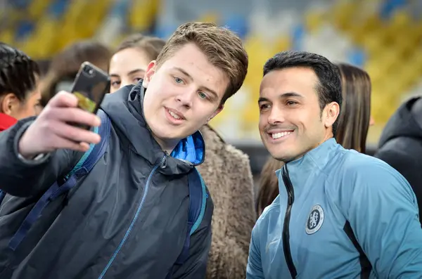 Kiev, Ukrayna - 14 Mart 2019: Pedro Rodriguez fan ile sırasında 