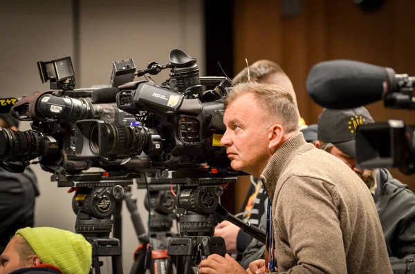 Киев, Украина - 14 марта 2019 года: телеоператор на пресс-конференции — стоковое фото