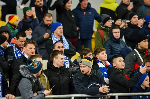 Kiev, Ukrayna - 14 Mart 2019: Futbol taraftarları stadyumda su