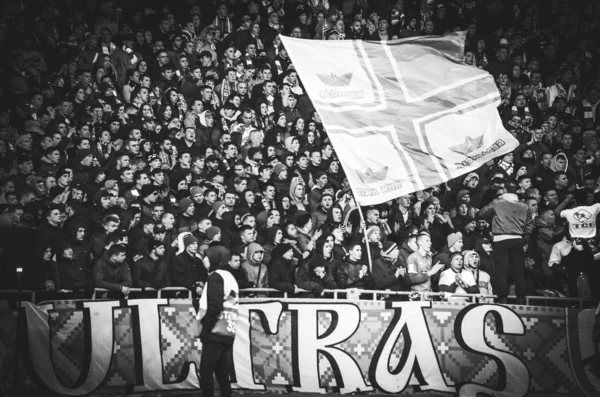 Kiev, UCRANIA - 14 de marzo de 2019: Ultras y aficionados apoyan al equipo — Foto de Stock