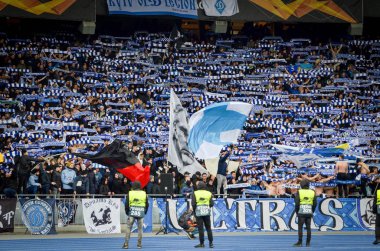 Kiev, Ukrayna - 14 Mart 2019: Ultras ve taraftarlar takımı destekliyor