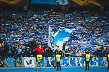 Kiev, Ukrayna - 14 Mart 2019: Ultras ve taraftarlar takımı destekliyor