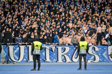 Kiev, Ukrayna - 14 Mart 2019: Ultras ve taraftarlar takımı destekliyor