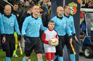 Kiev, Ukrayna - 29 Kasım 2018: Hakem takımı sahaya çıkıyor