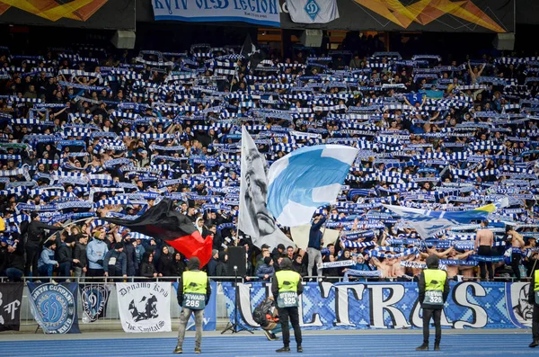 Kiev, Ukrayna - 14 Mart 2019: Ultras ve taraftarlar takımı destekliyor