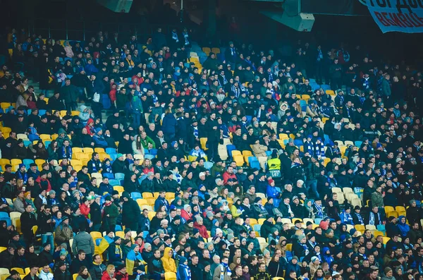 Kiev, UKRAINE - 14 Maret 2019: Ultras dan fans mendukung tim — Stok Foto
