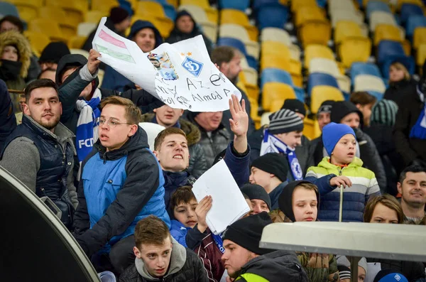 Kiev, UCRANIA - 14 de marzo de 2019: Aficionados al fútbol con póster durante —  Fotos de Stock