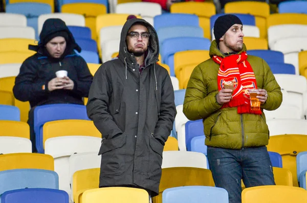 基辅， 乌克兰 - 2018年11月29日： 阿森纳足球俱乐部的球迷和超人 — 图库照片