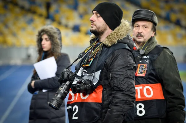 Kiev, Ukrayna - 29 Kasım 2018: Kameralı foto muhabiri