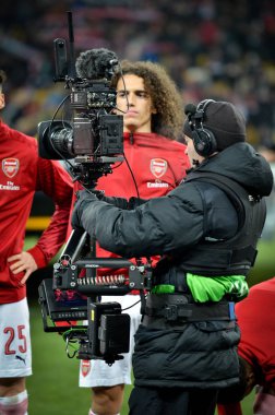 Kiev, Ukrayna - 29 Kasım 2018: Kameraman kamera ile çalışıyor