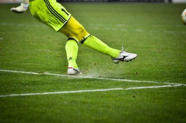 Kiev, Ukrayna - 29 Kasım 2018: Futbolcu topa vurdu