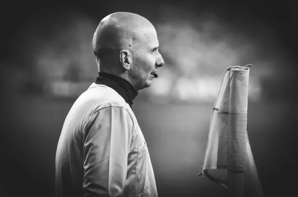 KIEV, UKRAINE - November 29, 2018: Side referee near the corner — Stock Photo, Image