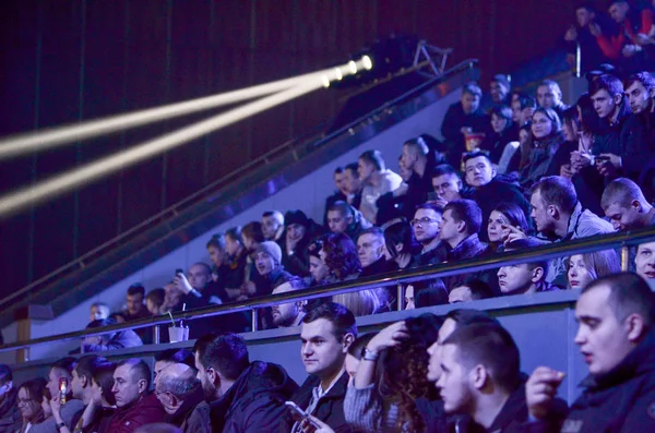 Kiev, Ukrayna - 02 Mart 2019: Konuklar ve izleyiciler standda 