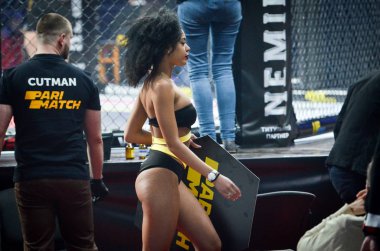 Kiev, Ukrayna - 02 Mart 2019: Wwfc 14 stajyer sırasında Ring Girls