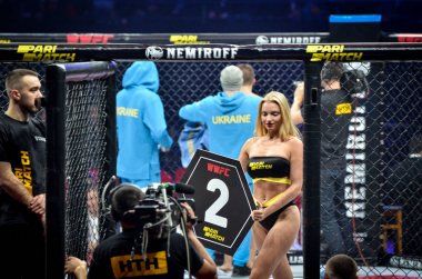 Kiev, Ukrayna - 02 Mart 2019: Wwfc 14 stajyer sırasında Ring Girls