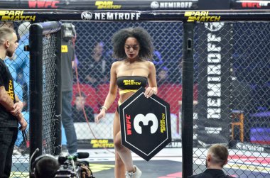 Kiev, Ukrayna - 02 Mart 2019: Wwfc 14 stajyer sırasında Ring Girls