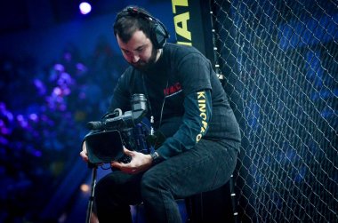 Kiev, Ukrayna - 02 Mart 2019: Kameraman ve Tv operatörü