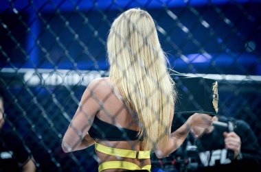 Kiev, Ukrayna - 02 Mart 2019: Wwfc 14 stajyer sırasında Ring Girls