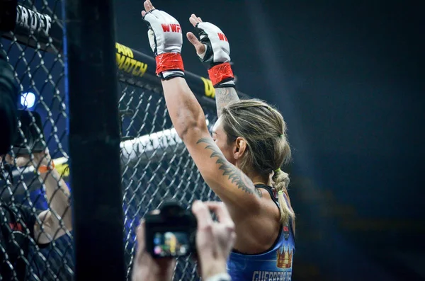 Kiev, Oekraïne-maart 02, 2019: Edna Oliveira MMA meisje strijders — Stockfoto