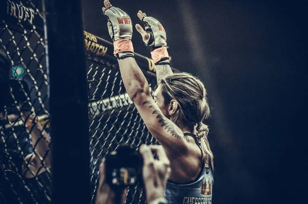 Kiev, Oekraïne-maart 02, 2019: Edna Oliveira MMA meisje strijders — Stockfoto