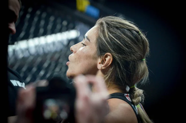 Kiev, Oekraïne-maart 02, 2019: Edna Oliveira MMA meisje strijders — Stockfoto