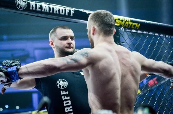 Kiev, Oekraïne-maart 02, 2019: Mikhail Odintsov MMA Fighters en — Stockfoto