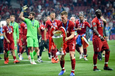 Madrid, İspanya - 01 Mayıs 2019: James Milner ile Kupa kutlaması