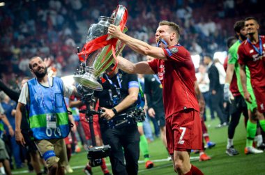 Madrid, İspanya - 01 Mayıs 2019: James Milner ile Kupa kutlaması
