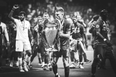 Madrid, İspanya - 01 Mayıs 2019: James Milner ile Kupa kutlaması