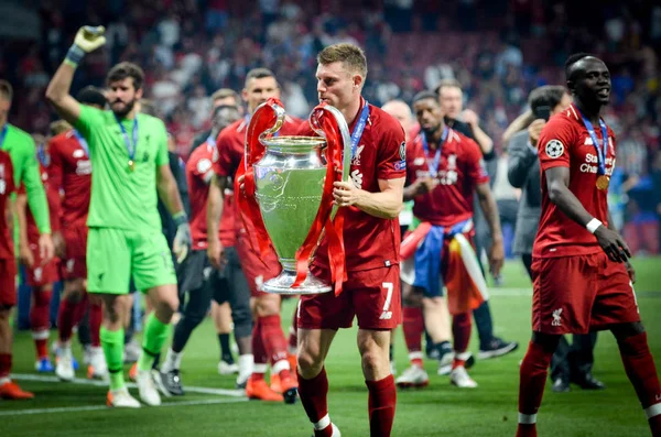 Madrid, España - 01 MAYO 2019: James Milner con celebración de la Copa —  Fotos de Stock