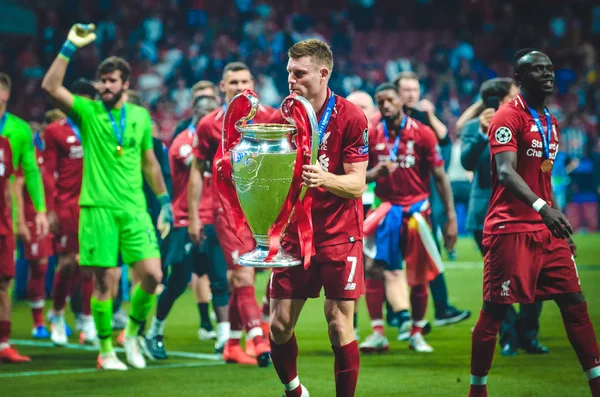 Madrid, España - 01 MAYO 2019: James Milner con celebración de la Copa —  Fotos de Stock