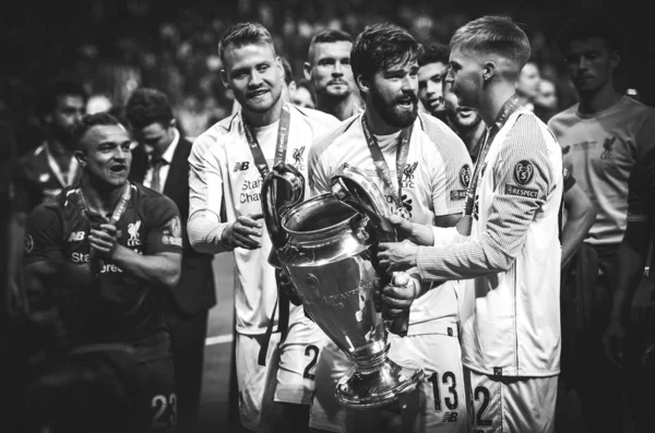 Madrid, Spanyolország-01 május 2019: Alisson és a Liverpool játékosok celeb — Stock Fotó