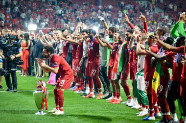 Madrid, İspanya - 01 Mayıs 2019: Mohamed Salah kupa ile kutlamak th