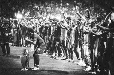 Madrid, İspanya - 01 Mayıs 2019: Mohamed Salah kupa ile kutlamak th