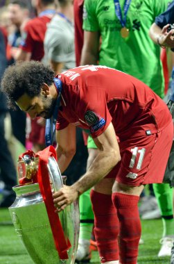Madrid, İspanya - 01 Mayıs 2019: Mohamed Salah kupa ile kutlamak th