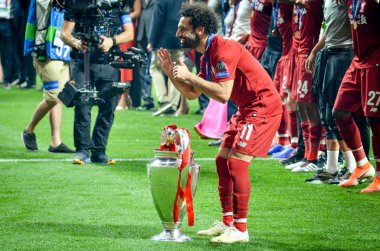 Madrid, İspanya - 01 Mayıs 2019: Mohamed Salah kupa ile kutlamak th