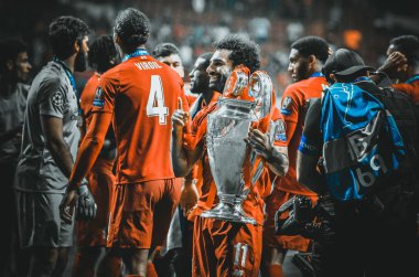 Madrid, İspanya - 01 Mayıs 2019: Mohamed Salah kupa ile kutlamak th
