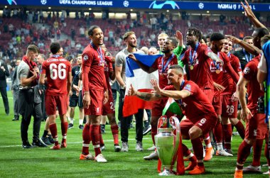 Madrid, İspanya - 01 Mayıs 2019: Dejan Lovren ve oyuncular kutlama 