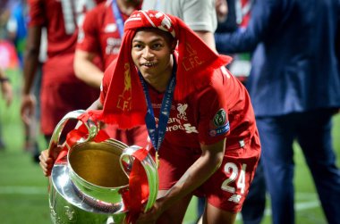 Madrid, İspanya - 01 Mayıs 2019: Rhian Brewster kupa ile t kutlamak