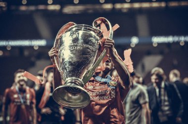 Madrid, İspanya - 01 Mayıs 2019: Rhian Brewster kupa ile t kutlamak
