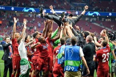 Madrid, İspanya - 01 Mayıs 2019: Liverpool oyuncuları J rgen Klo'ya atıyor