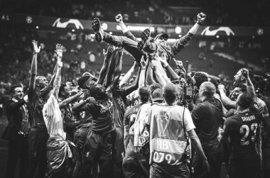 Madrid, İspanya - 01 Mayıs 2019: Liverpool oyuncuları J rgen Klo'ya atıyor