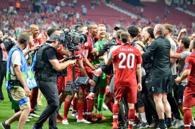 Madrid, İspanya - 01 Mayıs 2019: Liverpool oyuncuları J rgen Klo'ya atıyor