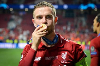 Madrid, İspanya - 01 Mayıs 2019: Jordan Henderson altın meda öpücüğü