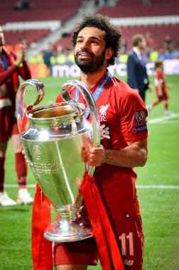 Madrid, İspanya - 01 Mayıs 2019: Mohamed Salah kupa ile kutlamak wi