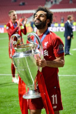 Madrid, İspanya - 01 Mayıs 2019: Mohamed Salah kupa ile kutlamak wi