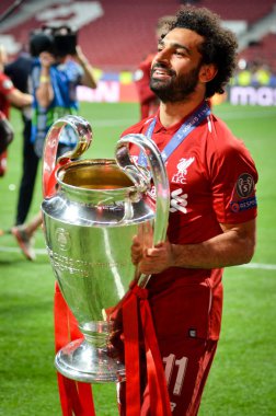 Madrid, İspanya - 01 Mayıs 2019: Mohamed Salah kupa ile kutlamak wi